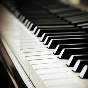 刘海瑞和苏晴送手机
